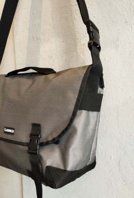 Tasche aus Nylon und LKW-Plane NP150€