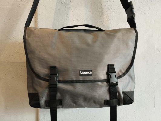 Tasche aus Nylon und LKW-Plane NP150€