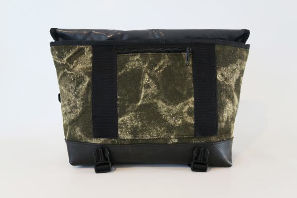 Upcycling Messenger Bag aus Zeltleinen blaugrau und Traktorschlauchboden, innen aus LKW-Plane