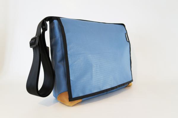 Upcycling Taschen aus alten Turnmatten mit Turnbock Lederecken, innen aus LKW-Plane