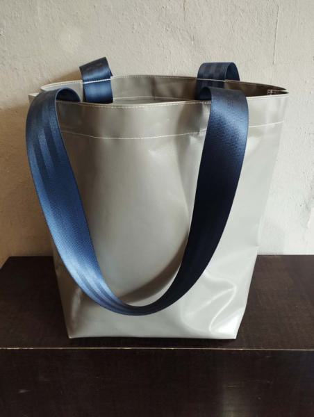 Upcycling Taschen aus alten Turnmatten mit Turnbockleder, innen aus LKW-Plane