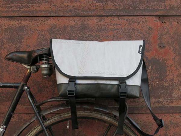 Upcycling Messenger Bag aus Segel und Traktorschlauchboden, innen aus LKW-Plane