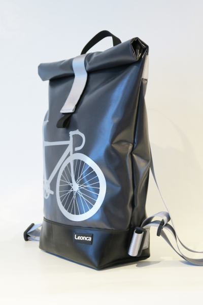 Upcycling Rolltop Rucksack aus LKW-Plane, Traktorschlauch und Autogurten in 12 verschiedenen Farben und 3 Größen