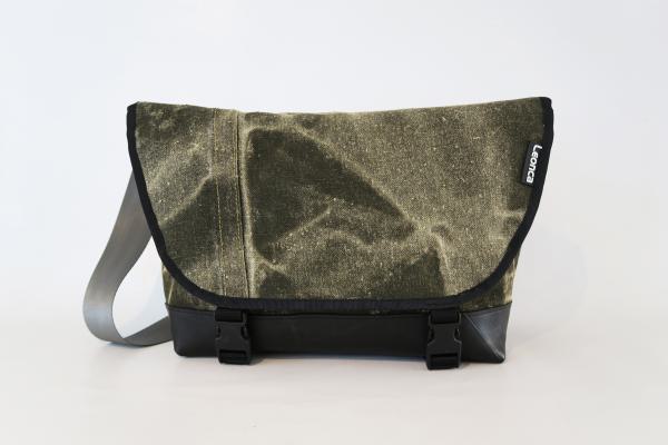 Upcycling Messenger Bag aus Zeltleinen oliv und Traktorschlauchboden, innen aus LKW-Plane