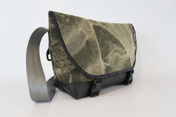 Upcycling Messenger Bag aus Zeltleinen oliv und Traktorschlauchboden, innen aus LKW-Plane