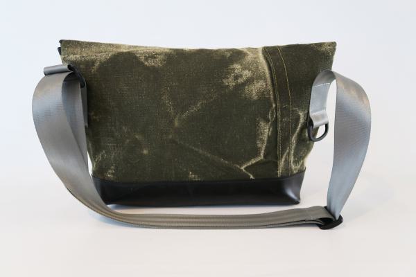 Upcycling Messenger Bag aus Zeltleinen oliv und Traktorschlauchboden, innen aus LKW-Plane