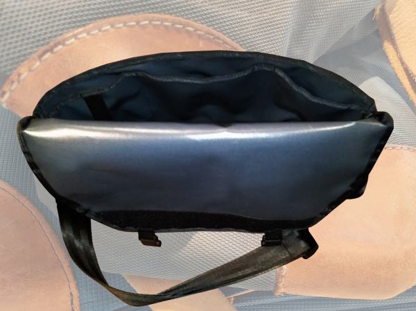 Leonca, Messenger Bag aus einer gebrauchten Turnmatte und