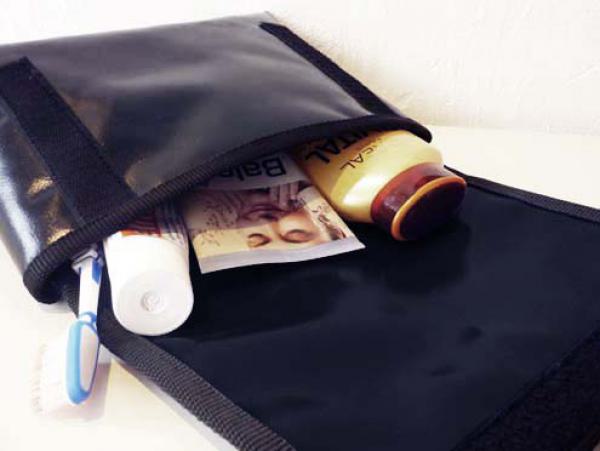 Kulturtaschen aus rotem Feuerwehrschlauch