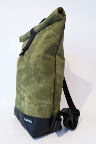 Upcycling Rolltop Rucksack aus Armeezelt Leinen   oliv, Traktorschlauch und Autogurten, innen aus  LKW-Plane in 3 Größen