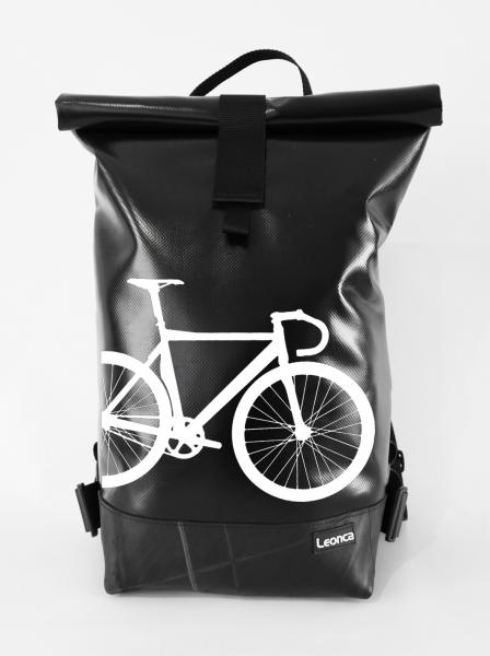 Upcycling Rolltop Rucksack aus LKW-Plane, Traktorschlauch und Autogurten in 12 verschiedenen Farben und 3 Größen